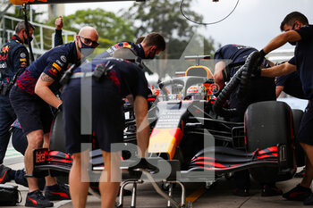 2021-11-11 - VERSTAPPEN Max (ned), Red Bull Racing Honda RB16B, action pitstop during the Formula 1 Heineken Grande Premio De Sao Paulo 2021, Sao Paulo Grand Prix, 19th round of the 2021 FIA Formula One World Championship from November 12 to 14, 2021 on the Interlagos Circuit, in Sao Paulo, Brazil - FORMULA 1 HEINEKEN GRANDE PREMIO DE SAO PAULO 2021, SAO PAULO GRAND PRIX, 19TH ROUND OF THE 2021 FIA FORMULA ONE WORLD CHAMPIONSHIP - FORMULA 1 - MOTORS