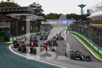 2021-11-13 - Start of the race, 77 BOTTAS Valtteri (fin), Mercedes AMG F1 GP W12 E Performance, 33 VERSTAPPEN Max (nld), Red Bull Racing Honda RB16B, action during the Sprint race of the Formula 1 Heineken Grande Premio De Sao Paulo 2021, Sao Paulo Grand Prix, 19th round of the 2021 FIA Formula One World Championship from November 12 to 14, 2021 on the Interlagos Circuit, in Sao Paulo, Brazil - FORMULA 1 HEINEKEN GRANDE PREMIO DE SAO PAULO 2021, SAO PAULO GRAND PRIX, 19TH ROUND OF THE 2021 FIA FORMULA ONE WORLD CHAMPIONSHIP - FORMULA 1 - MOTORS
