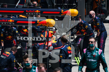 2021-11-14 - VERSTAPPEN Max (ned), Red Bull Racing Honda RB16B, action pitstop during the Formula 1 Heineken Grande Premio De Sao Paulo 2021, Sao Paulo Grand Prix, 19th round of the 2021 FIA Formula One World Championship from November 12 to 14, 2021 on the Interlagos Circuit, in Sao Paulo, Brazil - FORMULA 1 HEINEKEN GRANDE PREMIO DE SAO PAULO 2021, SAO PAULO GRAND PRIX, 19TH ROUND OF THE 2021 FIA FORMULA ONE WORLD CHAMPIONSHIP - FORMULA 1 - MOTORS