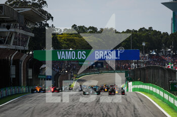 2021-11-14 - Start of the race: VERSTAPPEN Max (ned), Red Bull Racing Honda RB16B, HAMILTON Lewis (gbr), Mercedes AMG F1 GP W12 E Performance, NORRIS Lando (gbr), McLaren MCL35M, PEREZ Sergio (mex), Red Bull Racing Honda RB16B, SAINZ Carlos (spa), Scuderia Ferrari SF21, action during the Formula 1 Heineken Grande Premio De Sao Paulo 2021, Sao Paulo Grand Prix, 19th round of the 2021 FIA Formula One World Championship from November 12 to 14, 2021 on the Interlagos Circuit, in Sao Paulo, Brazil - FORMULA 1 HEINEKEN GRANDE PREMIO DE SAO PAULO 2021, SAO PAULO GRAND PRIX, 19TH ROUND OF THE 2021 FIA FORMULA ONE WORLD CHAMPIONSHIP - FORMULA 1 - MOTORS