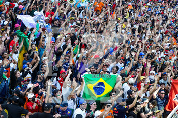 2021-11-14 - The crowd of fans on the track during the podium ceremony during the Formula 1 Heineken Grande Premio De Sao Paulo 2021, Sao Paulo Grand Prix, 19th round of the 2021 FIA Formula One World Championship from November 12 to 14, 2021 on the Interlagos Circuit, in Sao Paulo, Brazil - FORMULA 1 HEINEKEN GRANDE PREMIO DE SAO PAULO 2021, SAO PAULO GRAND PRIX, 19TH ROUND OF THE 2021 FIA FORMULA ONE WORLD CHAMPIONSHIP - FORMULA 1 - MOTORS