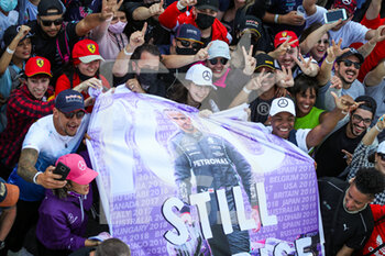 2021-11-14 - The crowd of fans on the track during the podium ceremony during the Formula 1 Heineken Grande Premio De Sao Paulo 2021, Sao Paulo Grand Prix, 19th round of the 2021 FIA Formula One World Championship from November 12 to 14, 2021 on the Interlagos Circuit, in Sao Paulo, Brazil - FORMULA 1 HEINEKEN GRANDE PREMIO DE SAO PAULO 2021, SAO PAULO GRAND PRIX, 19TH ROUND OF THE 2021 FIA FORMULA ONE WORLD CHAMPIONSHIP - FORMULA 1 - MOTORS