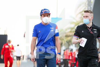 2021-11-18 - ALONSO Fernando (spa), Alpine F1 A521, portrait during the Formula 1 Ooredoo Qatar Grand Prix 2021, 20th round of the 2021 FIA Formula One World Championship from November 19 to 21, 2021 on the Losail International Circuit, in Lusail, Qatar - FORMULA 1 OOREDOO QATAR GRAND PRIX 2021, 20TH ROUND OF THE 2021 FIA FORMULA ONE WORLD CHAMPIONSHIP - FORMULA 1 - MOTORS