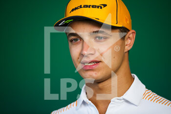 2021-11-18 - NORRIS Lando (gbr), McLaren MCL35M, portrait during the Formula 1 Ooredoo Qatar Grand Prix 2021, 20th round of the 2021 FIA Formula One World Championship from November 19 to 21, 2021 on the Losail International Circuit, in Lusail, Qatar - FORMULA 1 OOREDOO QATAR GRAND PRIX 2021, 20TH ROUND OF THE 2021 FIA FORMULA ONE WORLD CHAMPIONSHIP - FORMULA 1 - MOTORS