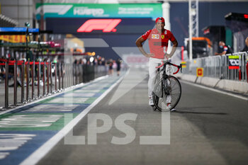 2021-11-18 - SAINZ Carlos (spa), Scuderia Ferrari SF21, portrait cycling bicycle during the Formula 1 Ooredoo Qatar Grand Prix 2021, 20th round of the 2021 FIA Formula One World Championship from November 19 to 21, 2021 on the Losail International Circuit, in Lusail, Qatar - FORMULA 1 OOREDOO QATAR GRAND PRIX 2021, 20TH ROUND OF THE 2021 FIA FORMULA ONE WORLD CHAMPIONSHIP - FORMULA 1 - MOTORS