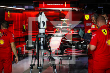 2021-11-18 - Scuderia Ferrari, ambiance mechanics at work and measurements machine in the garage, box, during the Formula 1 Ooredoo Qatar Grand Prix 2021, 20th round of the 2021 FIA Formula One World Championship from November 19 to 21, 2021 on the Losail International Circuit, in Lusail, Qatar - FORMULA 1 OOREDOO QATAR GRAND PRIX 2021, 20TH ROUND OF THE 2021 FIA FORMULA ONE WORLD CHAMPIONSHIP - FORMULA 1 - MOTORS