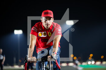 2021-11-18 - LECLERC Charles (mco), Scuderia Ferrari SF21, portrait cycling during the Formula 1 Ooredoo Qatar Grand Prix 2021, 20th round of the 2021 FIA Formula One World Championship from November 19 to 21, 2021 on the Losail International Circuit, in Lusail, Qatar - FORMULA 1 OOREDOO QATAR GRAND PRIX 2021, 20TH ROUND OF THE 2021 FIA FORMULA ONE WORLD CHAMPIONSHIP - FORMULA 1 - MOTORS