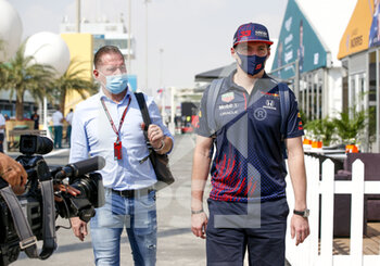 2021-11-19 - VERSTAPPEN Max (ned), Red Bull Racing Honda RB16B, portrait with his father Jos during the Formula 1 Ooredoo Qatar Grand Prix 2021, 20th round of the 2021 FIA Formula One World Championship from November 19 to 21, 2021 on the Losail International Circuit, in Lusail, Qatar - FORMULA 1 OOREDOO QATAR GRAND PRIX 2021, 20TH ROUND OF THE 2021 FIA FORMULA ONE WORLD CHAMPIONSHIP - FORMULA 1 - MOTORS
