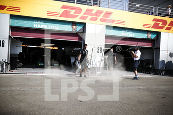 2021-11-19 - Mercedes AMG F1 GP, ambiance mechanic cleaning the dust in the pitlane during the Formula 1 Ooredoo Qatar Grand Prix 2021, 20th round of the 2021 FIA Formula One World Championship from November 19 to 21, 2021 on the Losail International Circuit, in Lusail, Qatar - FORMULA 1 OOREDOO QATAR GRAND PRIX 2021, 20TH ROUND OF THE 2021 FIA FORMULA ONE WORLD CHAMPIONSHIP - FORMULA 1 - MOTORS