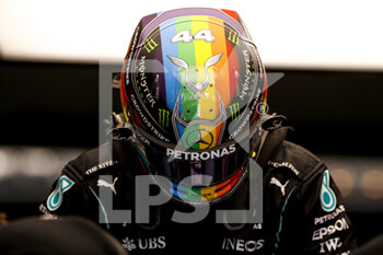 2021-11-19 - HAMILTON Lewis (gbr), Mercedes AMG F1 GP W12 E Performance, portrait helmet, casque, during the Formula 1 Ooredoo Qatar Grand Prix 2021, 20th round of the 2021 FIA Formula One World Championship from November 19 to 21, 2021 on the Losail International Circuit, in Lusail, Qatar - FORMULA 1 OOREDOO QATAR GRAND PRIX 2021, 20TH ROUND OF THE 2021 FIA FORMULA ONE WORLD CHAMPIONSHIP - FORMULA 1 - MOTORS