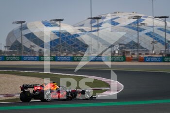 2021-11-19 - VERSTAPPEN Max (ned), Red Bull Racing Honda RB16B, action during the Formula 1 Ooredoo Qatar Grand Prix 2021, 20th round of the 2021 FIA Formula One World Championship from November 19 to 21, 2021 on the Losail International Circuit, in Lusail, Qatar - FORMULA 1 OOREDOO QATAR GRAND PRIX 2021, 20TH ROUND OF THE 2021 FIA FORMULA ONE WORLD CHAMPIONSHIP - FORMULA 1 - MOTORS