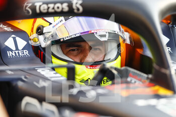 2021-11-19 - PEREZ Sergio (mex), Red Bull Racing Honda RB16B, portrait during the Formula 1 Ooredoo Qatar Grand Prix 2021, 20th round of the 2021 FIA Formula One World Championship from November 19 to 21, 2021 on the Losail International Circuit, in Lusail, Qatar - FORMULA 1 OOREDOO QATAR GRAND PRIX 2021, 20TH ROUND OF THE 2021 FIA FORMULA ONE WORLD CHAMPIONSHIP - FORMULA 1 - MOTORS