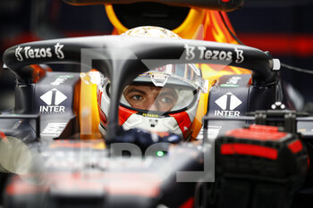 2021-11-19 - VERSTAPPEN Max (ned), Red Bull Racing Honda RB16B, portrait during the Formula 1 Ooredoo Qatar Grand Prix 2021, 20th round of the 2021 FIA Formula One World Championship from November 19 to 21, 2021 on the Losail International Circuit, in Lusail, Qatar - FORMULA 1 OOREDOO QATAR GRAND PRIX 2021, 20TH ROUND OF THE 2021 FIA FORMULA ONE WORLD CHAMPIONSHIP - FORMULA 1 - MOTORS