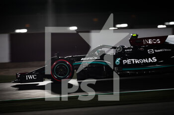 2021-11-19 - 77 BOTTAS Valtteri (fin), Mercedes AMG F1 GP W12 E Performance, action during the Formula 1 Ooredoo Qatar Grand Prix 2021, 20th round of the 2021 FIA Formula One World Championship from November 19 to 21, 2021 on the Losail International Circuit, in Lusail, Qatar - FORMULA 1 OOREDOO QATAR GRAND PRIX 2021, 20TH ROUND OF THE 2021 FIA FORMULA ONE WORLD CHAMPIONSHIP - FORMULA 1 - MOTORS