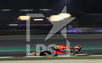 2021-11-20 - 33 VERSTAPPEN Max (nld), Red Bull Racing Honda RB16B, action during the Formula 1 Ooredoo Qatar Grand Prix 2021, 20th round of the 2021 FIA Formula One World Championship from November 19 to 21, 2021 on the Losail International Circuit, in Lusail, Qatar - FORMULA 1 OOREDOO QATAR GRAND PRIX 2021, 20TH ROUND OF THE 2021 FIA FORMULA ONE WORLD CHAMPIONSHIP - FORMULA 1 - MOTORS