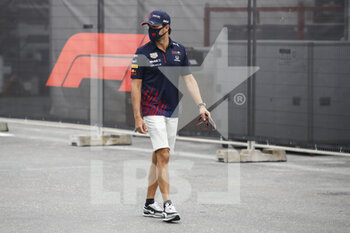 2021-11-20 - PEREZ Sergio (mex), Red Bull Racing Honda RB16B, portrait during the Formula 1 Ooredoo Qatar Grand Prix 2021, 20th round of the 2021 FIA Formula One World Championship from November 19 to 21, 2021 on the Losail International Circuit, in Lusail, Qatar - FORMULA 1 OOREDOO QATAR GRAND PRIX 2021, 20TH ROUND OF THE 2021 FIA FORMULA ONE WORLD CHAMPIONSHIP - FORMULA 1 - MOTORS