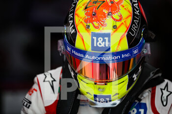 2021-11-20 - SCHUMACHER Mick (ger), Haas F1 Team VF-21 Ferrari, portrait helmet, casque, during the Formula 1 Ooredoo Qatar Grand Prix 2021, 20th round of the 2021 FIA Formula One World Championship from November 19 to 21, 2021 on the Losail International Circuit, in Lusail, Qatar - FORMULA 1 OOREDOO QATAR GRAND PRIX 2021, 20TH ROUND OF THE 2021 FIA FORMULA ONE WORLD CHAMPIONSHIP - FORMULA 1 - MOTORS