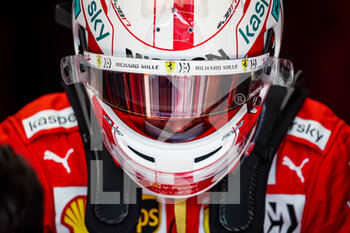 2021-11-20 - LECLERC Charles (mco), Scuderia Ferrari SF21, portrait helmet, casque, during the Formula 1 Ooredoo Qatar Grand Prix 2021, 20th round of the 2021 FIA Formula One World Championship from November 19 to 21, 2021 on the Losail International Circuit, in Lusail, Qatar - FORMULA 1 OOREDOO QATAR GRAND PRIX 2021, 20TH ROUND OF THE 2021 FIA FORMULA ONE WORLD CHAMPIONSHIP - FORMULA 1 - MOTORS