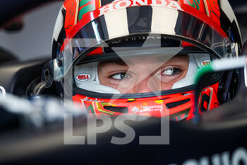 2021-11-20 - GASLY Pierre (fra), Scuderia AlphaTauri Honda AT02, portrait helmet, casque, during the Formula 1 Ooredoo Qatar Grand Prix 2021, 20th round of the 2021 FIA Formula One World Championship from November 19 to 21, 2021 on the Losail International Circuit, in Lusail, Qatar - FORMULA 1 OOREDOO QATAR GRAND PRIX 2021, 20TH ROUND OF THE 2021 FIA FORMULA ONE WORLD CHAMPIONSHIP - FORMULA 1 - MOTORS