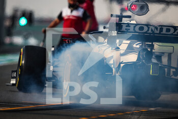 2021-11-20 - TSUNODA Yuki (jap), Scuderia AlphaTauri Honda AT02, action pitstop burnout Pirelli tyres during the Formula 1 Ooredoo Qatar Grand Prix 2021, 20th round of the 2021 FIA Formula One World Championship from November 19 to 21, 2021 on the Losail International Circuit, in Lusail, Qatar - FORMULA 1 OOREDOO QATAR GRAND PRIX 2021, 20TH ROUND OF THE 2021 FIA FORMULA ONE WORLD CHAMPIONSHIP - FORMULA 1 - MOTORS