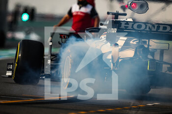2021-11-20 - TSUNODA Yuki (jap), Scuderia AlphaTauri Honda AT02, action pitstop burnout Pirelli tyres during the Formula 1 Ooredoo Qatar Grand Prix 2021, 20th round of the 2021 FIA Formula One World Championship from November 19 to 21, 2021 on the Losail International Circuit, in Lusail, Qatar - FORMULA 1 OOREDOO QATAR GRAND PRIX 2021, 20TH ROUND OF THE 2021 FIA FORMULA ONE WORLD CHAMPIONSHIP - FORMULA 1 - MOTORS