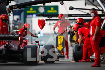 2021-11-20 - SAINZ Carlos (spa), Scuderia Ferrari SF21, action pitstop during the Formula 1 Ooredoo Qatar Grand Prix 2021, 20th round of the 2021 FIA Formula One World Championship from November 19 to 21, 2021 on the Losail International Circuit, in Lusail, Qatar - FORMULA 1 OOREDOO QATAR GRAND PRIX 2021, 20TH ROUND OF THE 2021 FIA FORMULA ONE WORLD CHAMPIONSHIP - FORMULA 1 - MOTORS