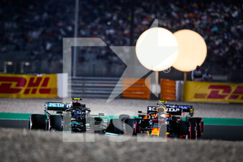 2021-11-20 - 77 BOTTAS Valtteri (fin), Mercedes AMG F1 GP W12 E Performance, 33 VERSTAPPEN Max (nld), Red Bull Racing Honda RB16B, action during the Formula 1 Ooredoo Qatar Grand Prix 2021, 20th round of the 2021 FIA Formula One World Championship from November 19 to 21, 2021 on the Losail International Circuit, in Lusail, Qatar - FORMULA 1 OOREDOO QATAR GRAND PRIX 2021, 20TH ROUND OF THE 2021 FIA FORMULA ONE WORLD CHAMPIONSHIP - FORMULA 1 - MOTORS
