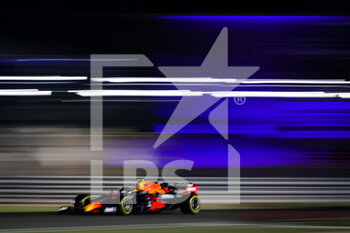 2021-11-20 - 11 PEREZ Sergio (mex), Red Bull Racing Honda RB16B, action during the Formula 1 Ooredoo Qatar Grand Prix 2021, 20th round of the 2021 FIA Formula One World Championship from November 19 to 21, 2021 on the Losail International Circuit, in Lusail, Qatar - FORMULA 1 OOREDOO QATAR GRAND PRIX 2021, 20TH ROUND OF THE 2021 FIA FORMULA ONE WORLD CHAMPIONSHIP - FORMULA 1 - MOTORS