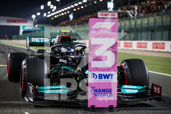 2021-11-20 - BOTTAS Valtteri (fin), Mercedes AMG F1 GP W12 E Performance, atmosphere during the Formula 1 Ooredoo Qatar Grand Prix 2021, 20th round of the 2021 FIA Formula One World Championship from November 19 to 21, 2021 on the Losail International Circuit, in Lusail, Qatar - FORMULA 1 OOREDOO QATAR GRAND PRIX 2021, 20TH ROUND OF THE 2021 FIA FORMULA ONE WORLD CHAMPIONSHIP - FORMULA 1 - MOTORS