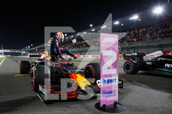 2021-11-20 - VERSTAPPEN Max (ned), Red Bull Racing Honda RB16B, Mercedes AMG F1 GP, ambiance qualifying during the Formula 1 Ooredoo Qatar Grand Prix 2021, 20th round of the 2021 FIA Formula One World Championship from November 19 to 21, 2021 on the Losail International Circuit, in Lusail, Qatar - FORMULA 1 OOREDOO QATAR GRAND PRIX 2021, 20TH ROUND OF THE 2021 FIA FORMULA ONE WORLD CHAMPIONSHIP - FORMULA 1 - MOTORS