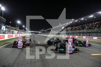 2021-11-20 - 44 HAMILTON Lewis (gbr), Mercedes AMG F1 GP W12 E Performance, action 33 VERSTAPPEN Max (nld), Red Bull Racing Honda RB16B, action 77 BOTTAS Valtteri (fin), Mercedes AMG F1 GP W12 E Performance, action during the Formula 1 Ooredoo Qatar Grand Prix 2021, 20th round of the 2021 FIA Formula One World Championship from November 19 to 21, 2021 on the Losail International Circuit, in Lusail, Qatar - FORMULA 1 OOREDOO QATAR GRAND PRIX 2021, 20TH ROUND OF THE 2021 FIA FORMULA ONE WORLD CHAMPIONSHIP - FORMULA 1 - MOTORS