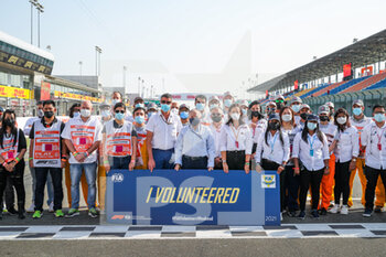 2021-11-21 - FIA Volunteers family picture with MASI Michael, FIA Race Director, and TODT Jean (fra), FIA President, during the Formula 1 Ooredoo Qatar Grand Prix 2021, 20th round of the 2021 FIA Formula One World Championship from November 19 to 21, 2021 on the Losail International Circuit, in Lusail, Qatar - FORMULA 1 OOREDOO QATAR GRAND PRIX 2021, 20TH ROUND OF THE 2021 FIA FORMULA ONE WORLD CHAMPIONSHIP - FORMULA 1 - MOTORS