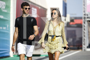 2021-11-21 - GASLY Pierre (fra), Scuderia AlphaTauri Honda AT02, portrait with his girlfriend Katerina Berezhna during the Formula 1 Ooredoo Qatar Grand Prix 2021, 20th round of the 2021 FIA Formula One World Championship from November 19 to 21, 2021 on the Losail International Circuit, in Lusail, Qatar - FORMULA 1 OOREDOO QATAR GRAND PRIX 2021, 20TH ROUND OF THE 2021 FIA FORMULA ONE WORLD CHAMPIONSHIP - FORMULA 1 - MOTORS