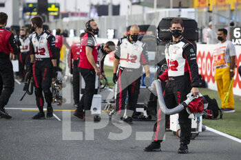 2021-11-21 - Alfa Romeo Racing ORLEN Team, ambiance on the grid during the Formula 1 Ooredoo Qatar Grand Prix 2021, 20th round of the 2021 FIA Formula One World Championship from November 19 to 21, 2021 on the Losail International Circuit, in Lusail, Qatar - FORMULA 1 OOREDOO QATAR GRAND PRIX 2021, 20TH ROUND OF THE 2021 FIA FORMULA ONE WORLD CHAMPIONSHIP - FORMULA 1 - MOTORS