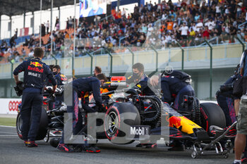 2021-11-21 - 33 VERSTAPPEN Max (nld), Red Bull Racing Honda RB16B, action on the grid during the Formula 1 Ooredoo Qatar Grand Prix 2021, 20th round of the 2021 FIA Formula One World Championship from November 19 to 21, 2021 on the Losail International Circuit, in Lusail, Qatar - FORMULA 1 OOREDOO QATAR GRAND PRIX 2021, 20TH ROUND OF THE 2021 FIA FORMULA ONE WORLD CHAMPIONSHIP - FORMULA 1 - MOTORS