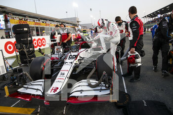 2021-11-21 - GIOVINAZZI Antonio (ita), Alfa Romeo Racing ORLEN C41, portrait on the grid during the Formula 1 Ooredoo Qatar Grand Prix 2021, 20th round of the 2021 FIA Formula One World Championship from November 19 to 21, 2021 on the Losail International Circuit, in Lusail, Qatar - FORMULA 1 OOREDOO QATAR GRAND PRIX 2021, 20TH ROUND OF THE 2021 FIA FORMULA ONE WORLD CHAMPIONSHIP - FORMULA 1 - MOTORS