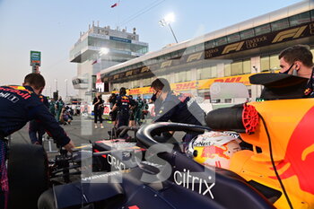 2021-11-21 - VERSTAPPEN Max (ned), Red Bull Racing Honda RB16B, starting grid during the Formula 1 Ooredoo Qatar Grand Prix 2021, 20th round of the 2021 FIA Formula One World Championship from November 19 to 21, 2021 on the Losail International Circuit, in Lusail, Qatar - FORMULA 1 OOREDOO QATAR GRAND PRIX 2021, 20TH ROUND OF THE 2021 FIA FORMULA ONE WORLD CHAMPIONSHIP - FORMULA 1 - MOTORS
