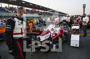 2021-11-21 - Alfa Romeo Racing ORLEN Team, ambiance on the grid during the Formula 1 Ooredoo Qatar Grand Prix 2021, 20th round of the 2021 FIA Formula One World Championship from November 19 to 21, 2021 on the Losail International Circuit, in Lusail, Qatar - FORMULA 1 OOREDOO QATAR GRAND PRIX 2021, 20TH ROUND OF THE 2021 FIA FORMULA ONE WORLD CHAMPIONSHIP - FORMULA 1 - MOTORS