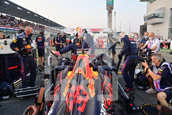 2021-11-21 - VERSTAPPEN Max (ned), Red Bull Racing Honda RB16B, starting grid during the Formula 1 Ooredoo Qatar Grand Prix 2021, 20th round of the 2021 FIA Formula One World Championship from November 19 to 21, 2021 on the Losail International Circuit, in Lusail, Qatar - FORMULA 1 OOREDOO QATAR GRAND PRIX 2021, 20TH ROUND OF THE 2021 FIA FORMULA ONE WORLD CHAMPIONSHIP - FORMULA 1 - MOTORS