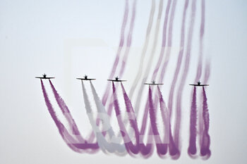 2021-11-21 - Plane show over the track during the Formula 1 Ooredoo Qatar Grand Prix 2021, 20th round of the 2021 FIA Formula One World Championship from November 19 to 21, 2021 on the Losail International Circuit, in Lusail, Qatar - FORMULA 1 OOREDOO QATAR GRAND PRIX 2021, 20TH ROUND OF THE 2021 FIA FORMULA ONE WORLD CHAMPIONSHIP - FORMULA 1 - MOTORS