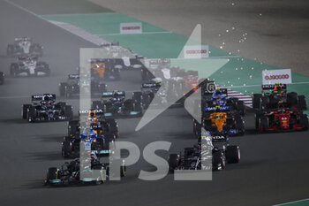 2021-11-21 - Start of the race, 44 HAMILTON Lewis (gbr), Mercedes AMG F1 GP W12 E Performance, action during the Formula 1 Ooredoo Qatar Grand Prix 2021, 20th round of the 2021 FIA Formula One World Championship from November 19 to 21, 2021 on the Losail International Circuit, in Lusail, Qatar - FORMULA 1 OOREDOO QATAR GRAND PRIX 2021, 20TH ROUND OF THE 2021 FIA FORMULA ONE WORLD CHAMPIONSHIP - FORMULA 1 - MOTORS