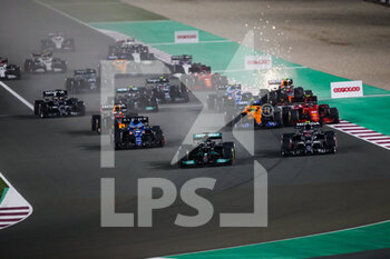 2021-11-21 - Start of the race: HAMILTON Lewis (gbr), Mercedes AMG F1 GP W12 E Performance, GASLY Pierre (fra), Scuderia AlphaTauri Honda AT02, ALONSO Fernando (spa), Alpine F1 A521, action during the Formula 1 Ooredoo Qatar Grand Prix 2021, 20th round of the 2021 FIA Formula One World Championship from November 19 to 21, 2021 on the Losail International Circuit, in Lusail, Qatar - FORMULA 1 OOREDOO QATAR GRAND PRIX 2021, 20TH ROUND OF THE 2021 FIA FORMULA ONE WORLD CHAMPIONSHIP - FORMULA 1 - MOTORS