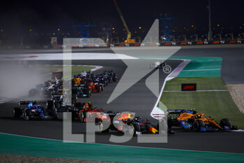 2021-11-21 - Start of the race, 33 VERSTAPPEN Max (nld), Red Bull Racing Honda RB16B, action during the Formula 1 Ooredoo Qatar Grand Prix 2021, 20th round of the 2021 FIA Formula One World Championship from November 19 to 21, 2021 on the Losail International Circuit, in Lusail, Qatar - FORMULA 1 OOREDOO QATAR GRAND PRIX 2021, 20TH ROUND OF THE 2021 FIA FORMULA ONE WORLD CHAMPIONSHIP - FORMULA 1 - MOTORS