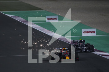 2021-11-21 - 33 VERSTAPPEN Max (nld), Red Bull Racing Honda RB16B, overtake 10 GASLY Pierre (fra), Scuderia AlphaTauri Honda AT02, action during the Formula 1 Ooredoo Qatar Grand Prix 2021, 20th round of the 2021 FIA Formula One World Championship from November 19 to 21, 2021 on the Losail International Circuit, in Lusail, Qatar - FORMULA 1 OOREDOO QATAR GRAND PRIX 2021, 20TH ROUND OF THE 2021 FIA FORMULA ONE WORLD CHAMPIONSHIP - FORMULA 1 - MOTORS