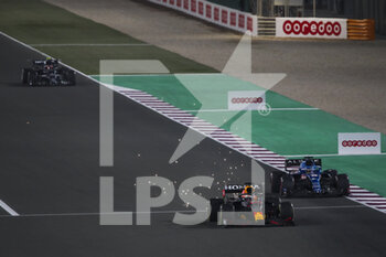 2021-11-21 - 33 VERSTAPPEN Max (nld), Red Bull Racing Honda RB16B, overtakes 14 ALONSO Fernando (spa), Alpine F1 A521, action during the Formula 1 Ooredoo Qatar Grand Prix 2021, 20th round of the 2021 FIA Formula One World Championship from November 19 to 21, 2021 on the Losail International Circuit, in Lusail, Qatar - FORMULA 1 OOREDOO QATAR GRAND PRIX 2021, 20TH ROUND OF THE 2021 FIA FORMULA ONE WORLD CHAMPIONSHIP - FORMULA 1 - MOTORS