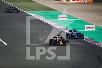 2021-11-21 - 33 VERSTAPPEN Max (nld), Red Bull Racing Honda RB16B, 14 ALONSO Fernando (spa), Alpine F1 A521, action during the Formula 1 Ooredoo Qatar Grand Prix 2021, 20th round of the 2021 FIA Formula One World Championship from November 19 to 21, 2021 on the Losail International Circuit, in Lusail, Qatar - FORMULA 1 OOREDOO QATAR GRAND PRIX 2021, 20TH ROUND OF THE 2021 FIA FORMULA ONE WORLD CHAMPIONSHIP - FORMULA 1 - MOTORS