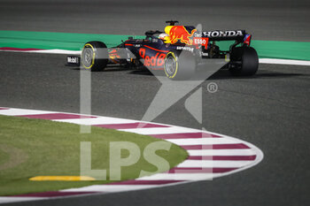 2021-11-21 - 33 VERSTAPPEN Max (nld), Red Bull Racing Honda RB16B, action during the Formula 1 Ooredoo Qatar Grand Prix 2021, 20th round of the 2021 FIA Formula One World Championship from November 19 to 21, 2021 on the Losail International Circuit, in Lusail, Qatar - FORMULA 1 OOREDOO QATAR GRAND PRIX 2021, 20TH ROUND OF THE 2021 FIA FORMULA ONE WORLD CHAMPIONSHIP - FORMULA 1 - MOTORS