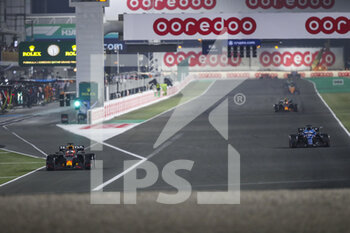 2021-11-21 - 33 VERSTAPPEN Max (nld), Red Bull Racing Honda RB16B, action leaving the pits during the Formula 1 Ooredoo Qatar Grand Prix 2021, 20th round of the 2021 FIA Formula One World Championship from November 19 to 21, 2021 on the Losail International Circuit, in Lusail, Qatar - FORMULA 1 OOREDOO QATAR GRAND PRIX 2021, 20TH ROUND OF THE 2021 FIA FORMULA ONE WORLD CHAMPIONSHIP - FORMULA 1 - MOTORS