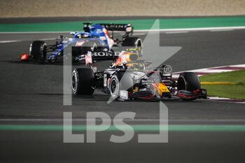 2021-11-21 - 11 PEREZ Sergio (mex), Red Bull Racing Honda RB16B, action 14 ALONSO Fernando (spa), Alpine F1 A521, action during the Formula 1 Ooredoo Qatar Grand Prix 2021, 20th round of the 2021 FIA Formula One World Championship from November 19 to 21, 2021 on the Losail International Circuit, in Lusail, Qatar - FORMULA 1 OOREDOO QATAR GRAND PRIX 2021, 20TH ROUND OF THE 2021 FIA FORMULA ONE WORLD CHAMPIONSHIP - FORMULA 1 - MOTORS