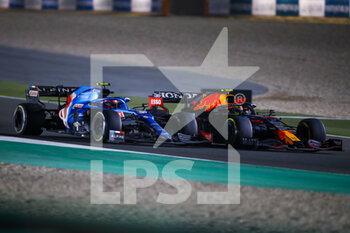2021-11-21 - 31 OCON Esteban (fra), Alpine F1 A521, 11 PEREZ Sergio (mex), Red Bull Racing Honda RB16B, action during the Formula 1 Ooredoo Qatar Grand Prix 2021, 20th round of the 2021 FIA Formula One World Championship from November 19 to 21, 2021 on the Losail International Circuit, in Lusail, Qatar - FORMULA 1 OOREDOO QATAR GRAND PRIX 2021, 20TH ROUND OF THE 2021 FIA FORMULA ONE WORLD CHAMPIONSHIP - FORMULA 1 - MOTORS